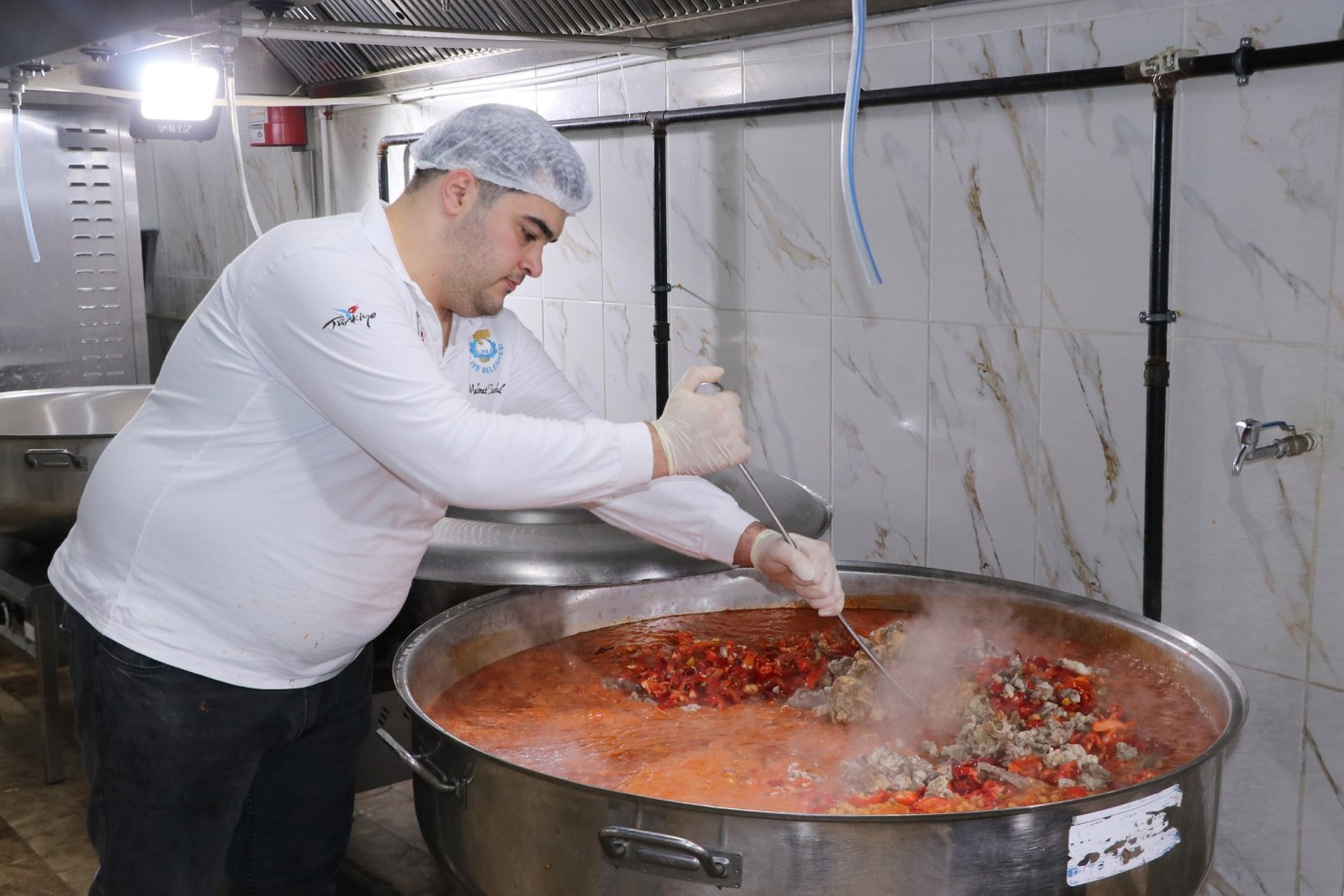 HALİLİYE BELEDİYESİ SICAK YEMEK DAĞITIMI İLE GÖNÜLLERE DOKUNUYOR