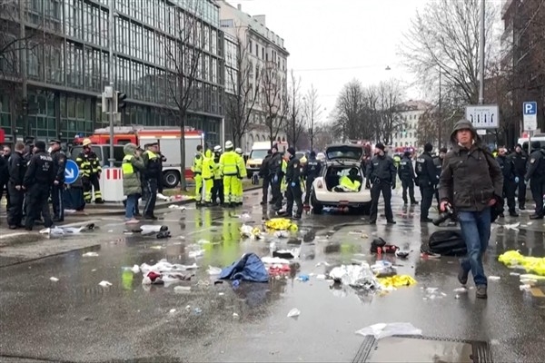 Münih'teki araçlı saldırıda yaralanan anne kız öldü