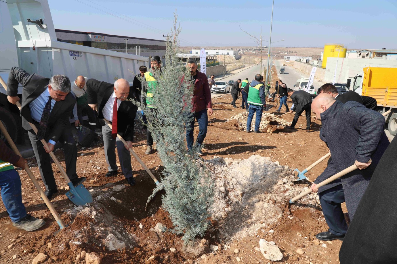 KARAKÖPRÜ'DE AĞAÇLANDIRMA FAALİYETLERİ SÜRÜYOR