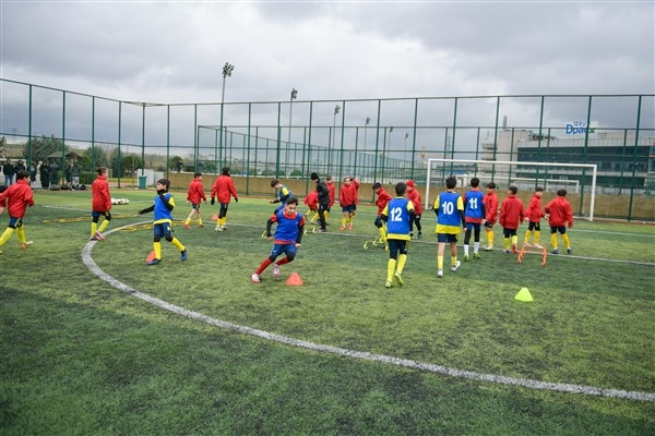 Esenyurt'ta sporculara müsabakalarda ihtiyaç duydukları malzemeler de ücretsiz sağlanıyor