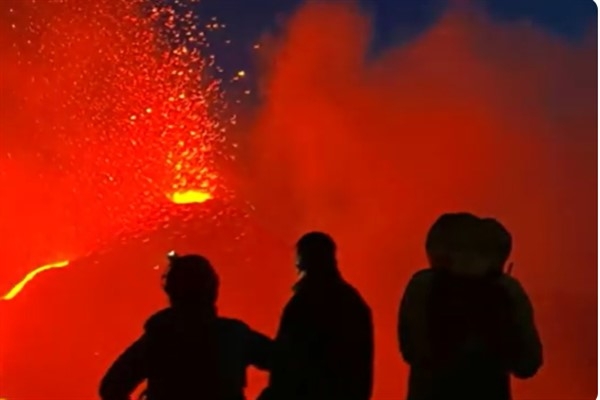 Etna patlamasını izlemek isteyen binlerce turist, kurtarma hizmetlerini engelliyor