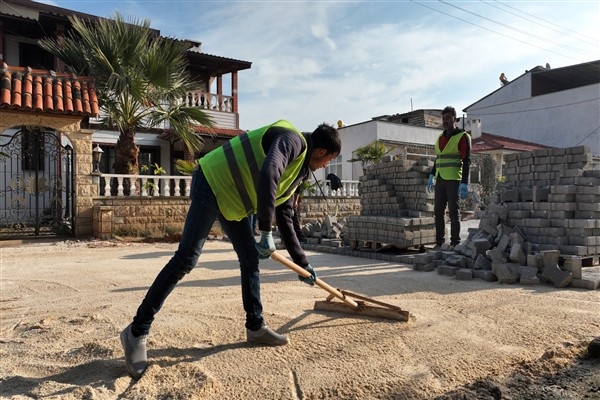 Gemlik'te  yağmur suyu hattı ve parke taşı imalatına devam ediliyor
