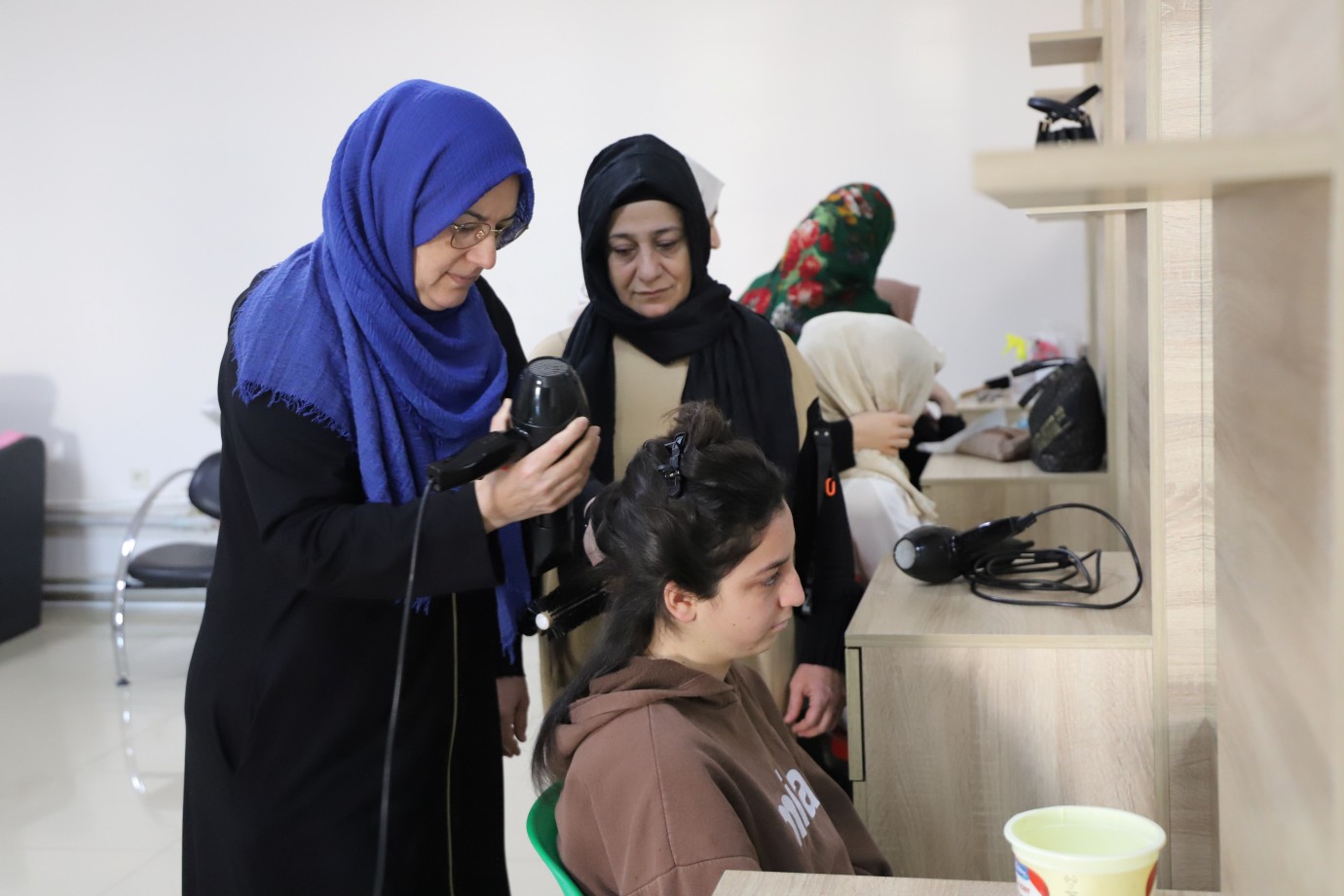 KARAKÖPRÜ'DE KADINLAR ZAMANINI MESLEK VE HOBİ KURSLARINDA DEĞERLENDİRİYOR