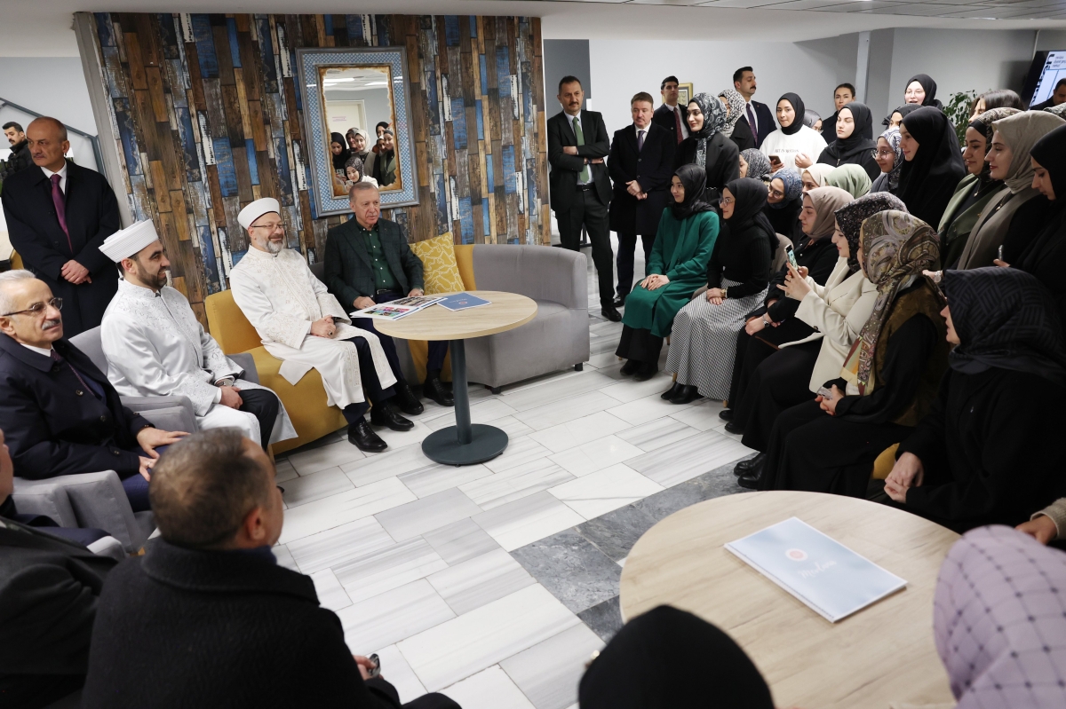 Cumhurbaşkanı Erdoğan'dan Mevlana Camisi Diyanet Gençlik Merkezi'ne ziyaret
