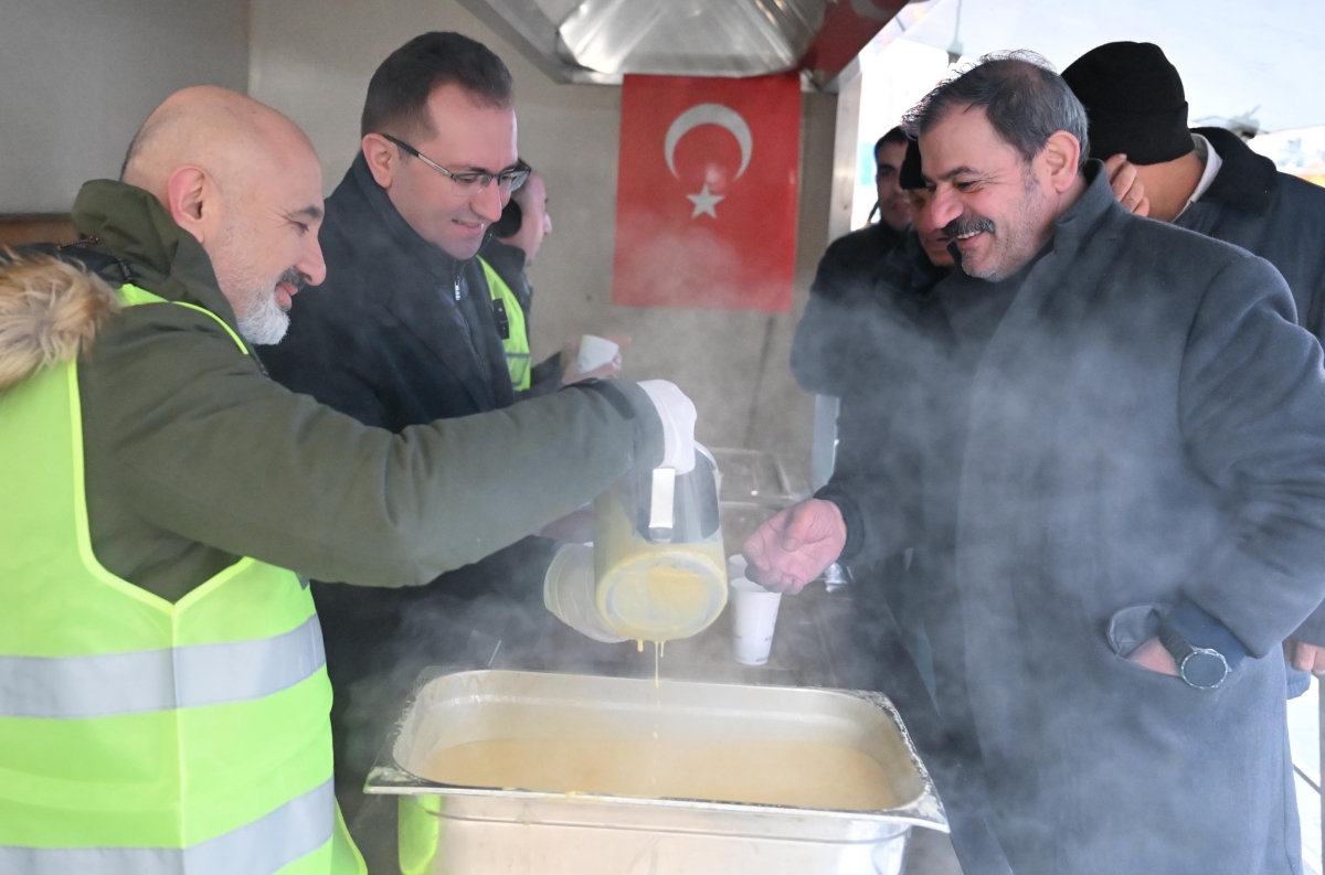 Başkan Bahçetepe'den vatandaşlara sıcak çorba ikramı