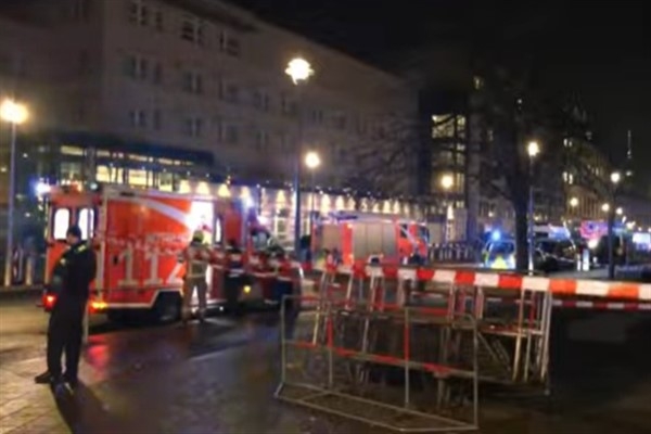 Berlin anıtında İspanyol bir turist bıçaklı saldırıya uğradı