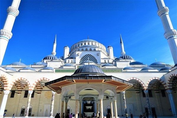 İstanbul Valisi Gül, emekli Vali Erdoğan Gürbüz ile Hüsnü Saygılı’nın cenazesine katıldı