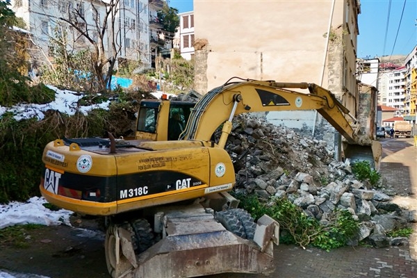 Metruk binalar belediye tarafından yıkılıyor