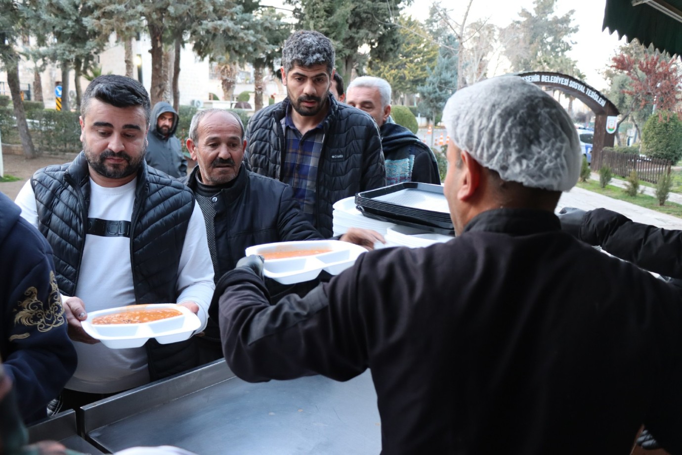 VATANDAŞLAR, BÜYÜKŞEHİR BELEDİYESİ’NİN İFTAR ÇADIRLARINDA ORUÇLARINI AÇTI