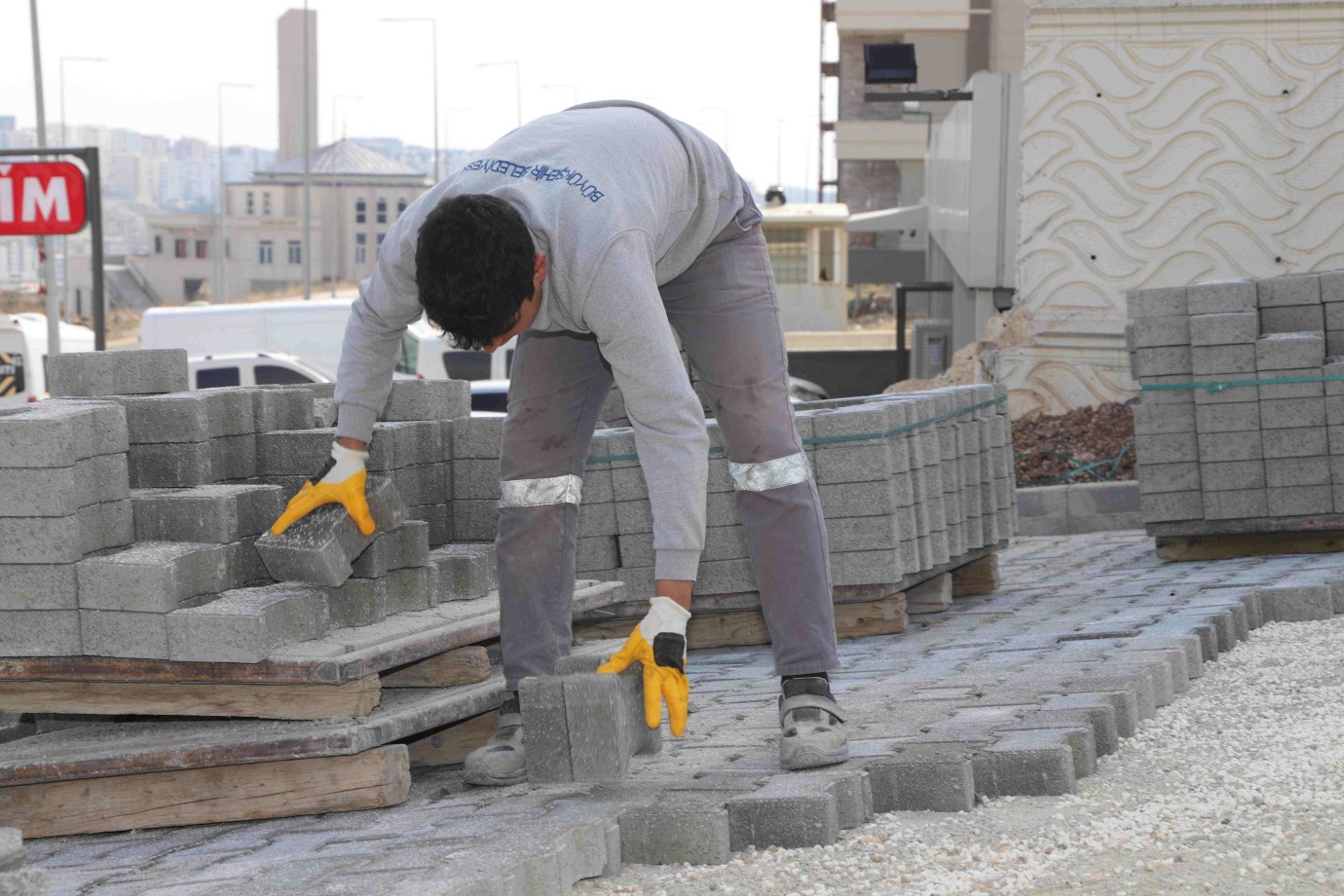 KARAKÖPRÜ'DE YOLLAR ÜSTYAPI ÇALIŞMALARIYLA YENİLENİYOR