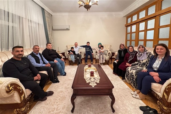 Vali Çiçekli, Şehit Piyade Sözleşmeli Er Küçük'ün ailesini ağırladı