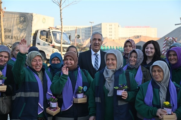 Manisa Büyüşehir Belediyesi ve MASKİ’den kadın çalışanlara hediye