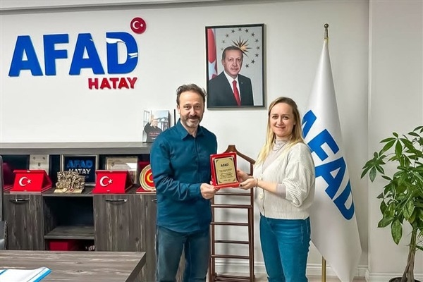 AFAD Hatay İl Müdürü Bayındır, Uşak Acil Durum Müdürlüğü'ne atanan Bebek'e plaket verdi