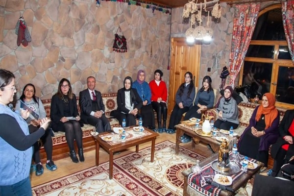 Hakkari'de &Prime;Sanat ve Edebiyat Alanlarında İlham Veren Kadınlar&Prime; etkinliği düzenlendi