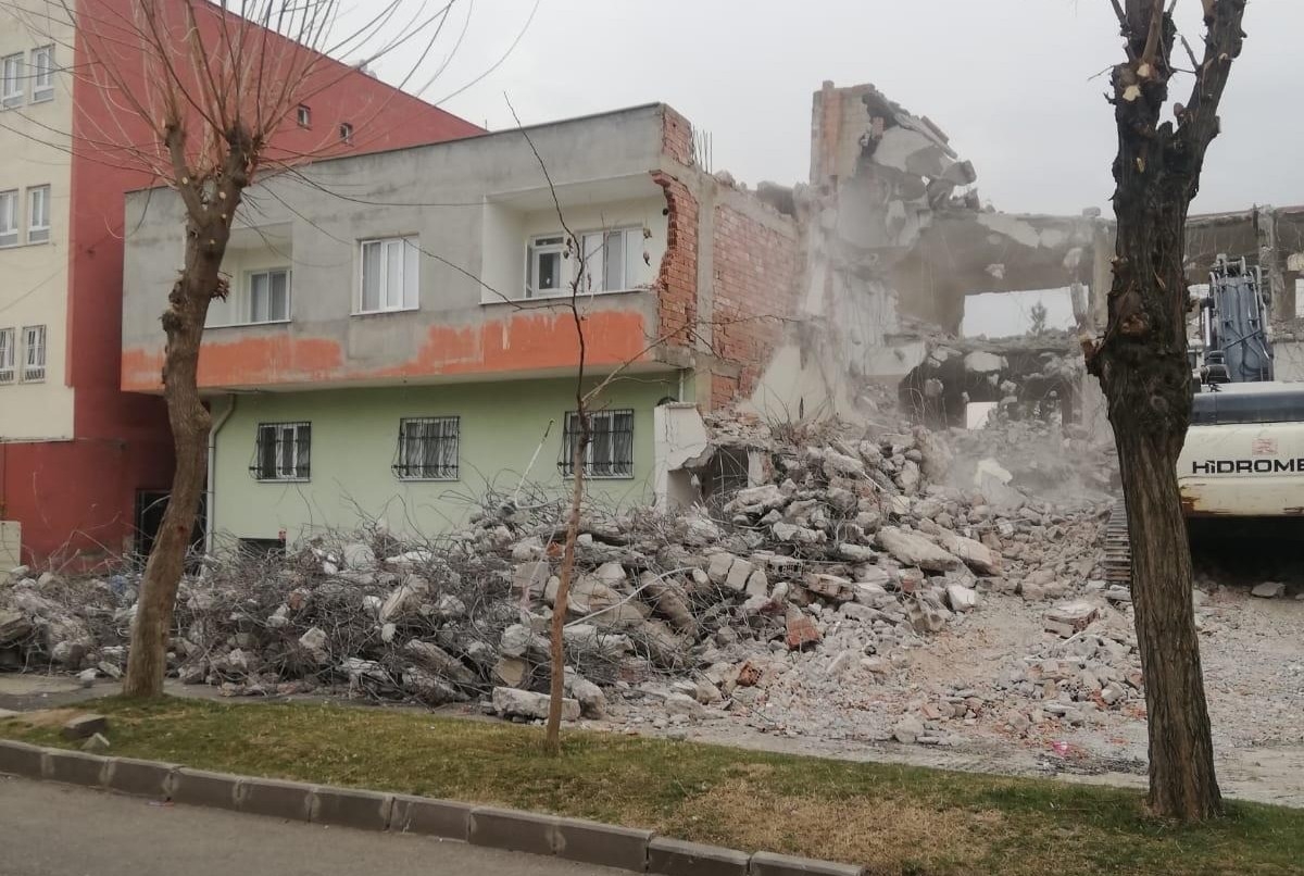 Batman'da orta hasarlı binalar yıkılıyor