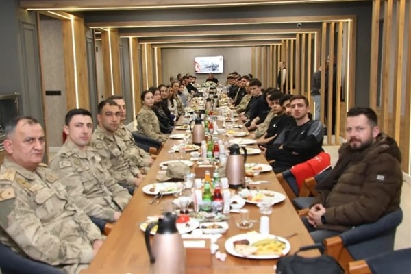 Erzincan Valisi Aydoğdu, İl Jandarma Komutanlığı'nda sahur yaptı