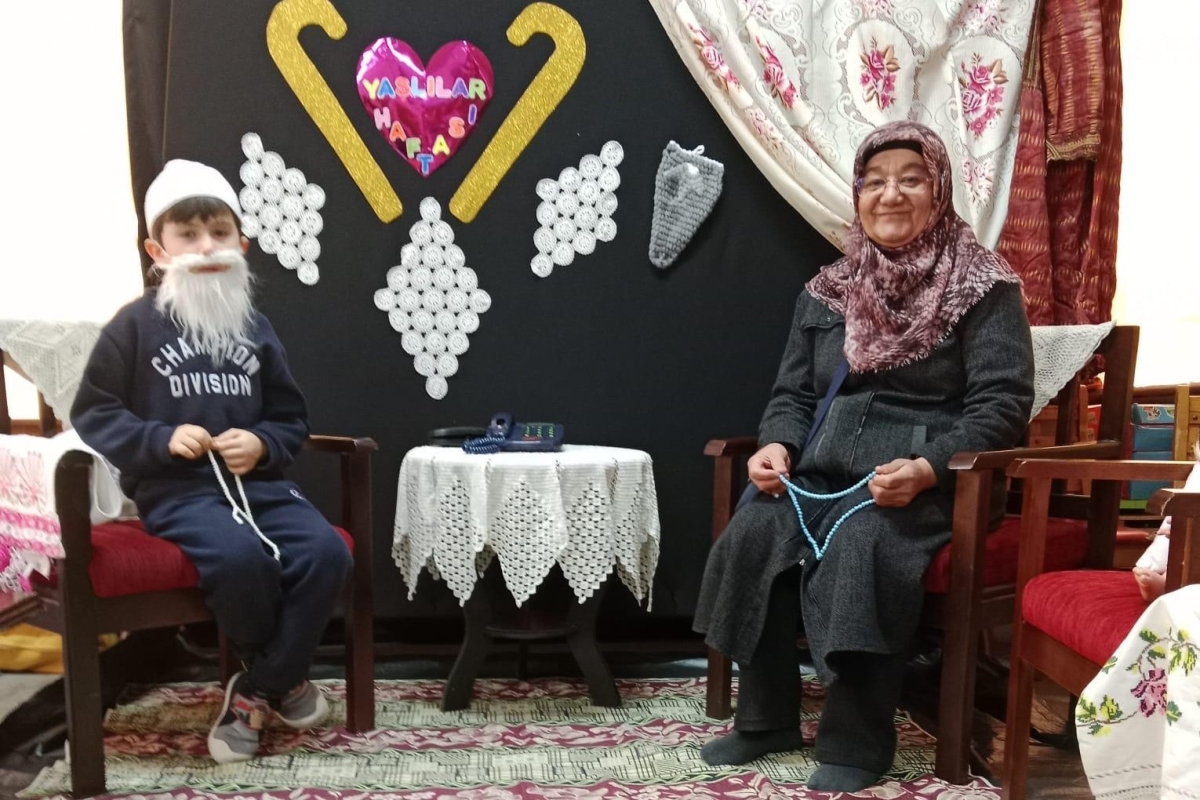 Karabük'te öğrenciler, Yaşlılar Haftası kapsamında etkinlik düzenledi