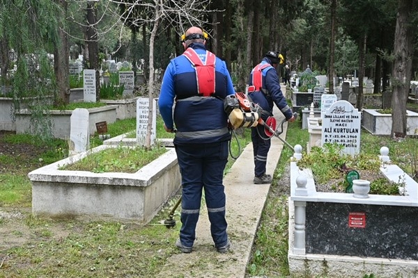 Büyükşehirden mezarlıklarda bayram öncesi bakım ve temizlik çalışması