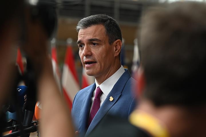 Sanchez: Ukrayna halkına olan desteğimizi teyit etmek üzere Paris'teyiz