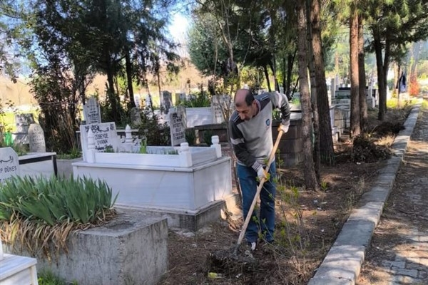 Silvan Belediyesi'nden bayram öncesi mezarlık temizliği