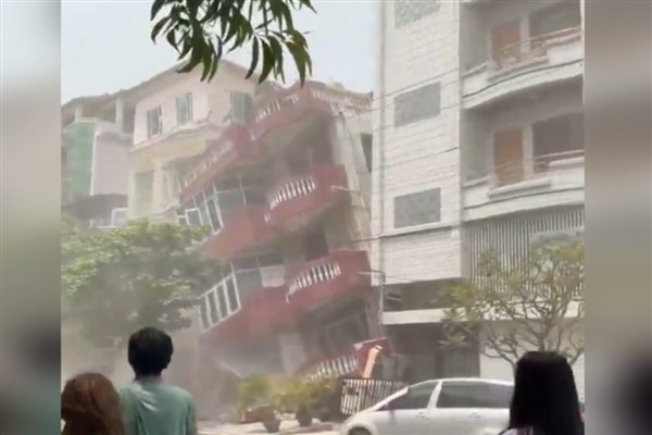 Myanmar'da 7,7 büyüklüğünde deprem