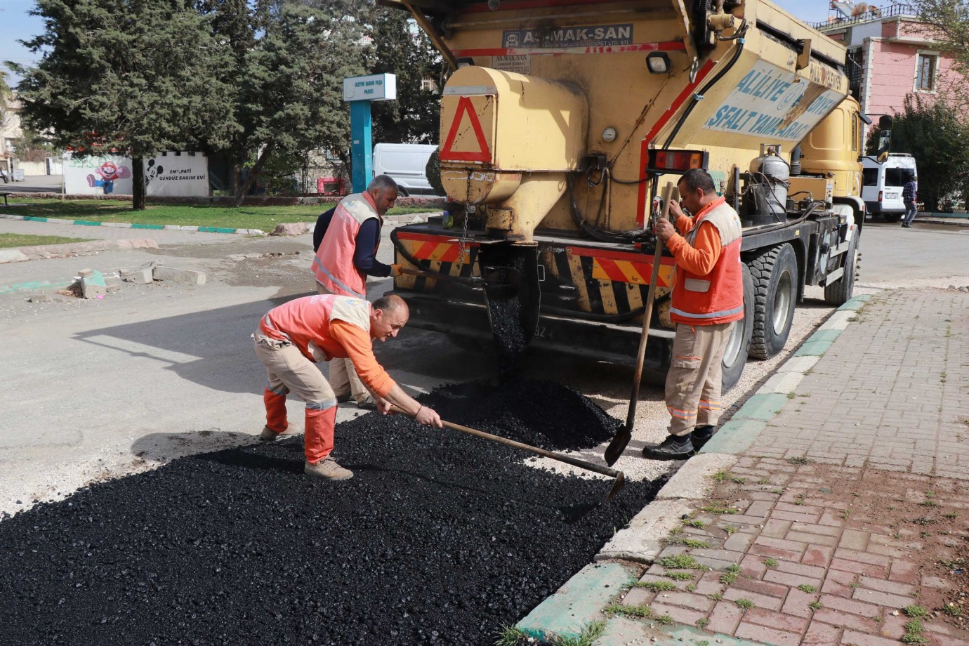 HALİLİYE’DE ÜSTYAPI HAMLESİ: SICAK ASFALT İLE YOLLAR ONARILIYOR 