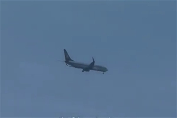 Yolcu uçağı, savaş uçağı ile çarpışmaktan son anda kurtuldu