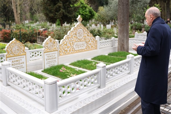 Cumhurbaşkanı Erdoğan anne ve babasının kabirlerini ziyaret etti