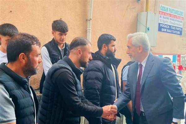 AK Parti Diyarbakır Milletvekili Ensarioğlu, Çermik'te vatandaşlarla bayramlaştı