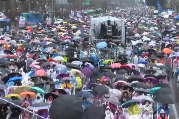 Güney Kore'de binlerce kişi başkanın görevden alınmasına protesto etti