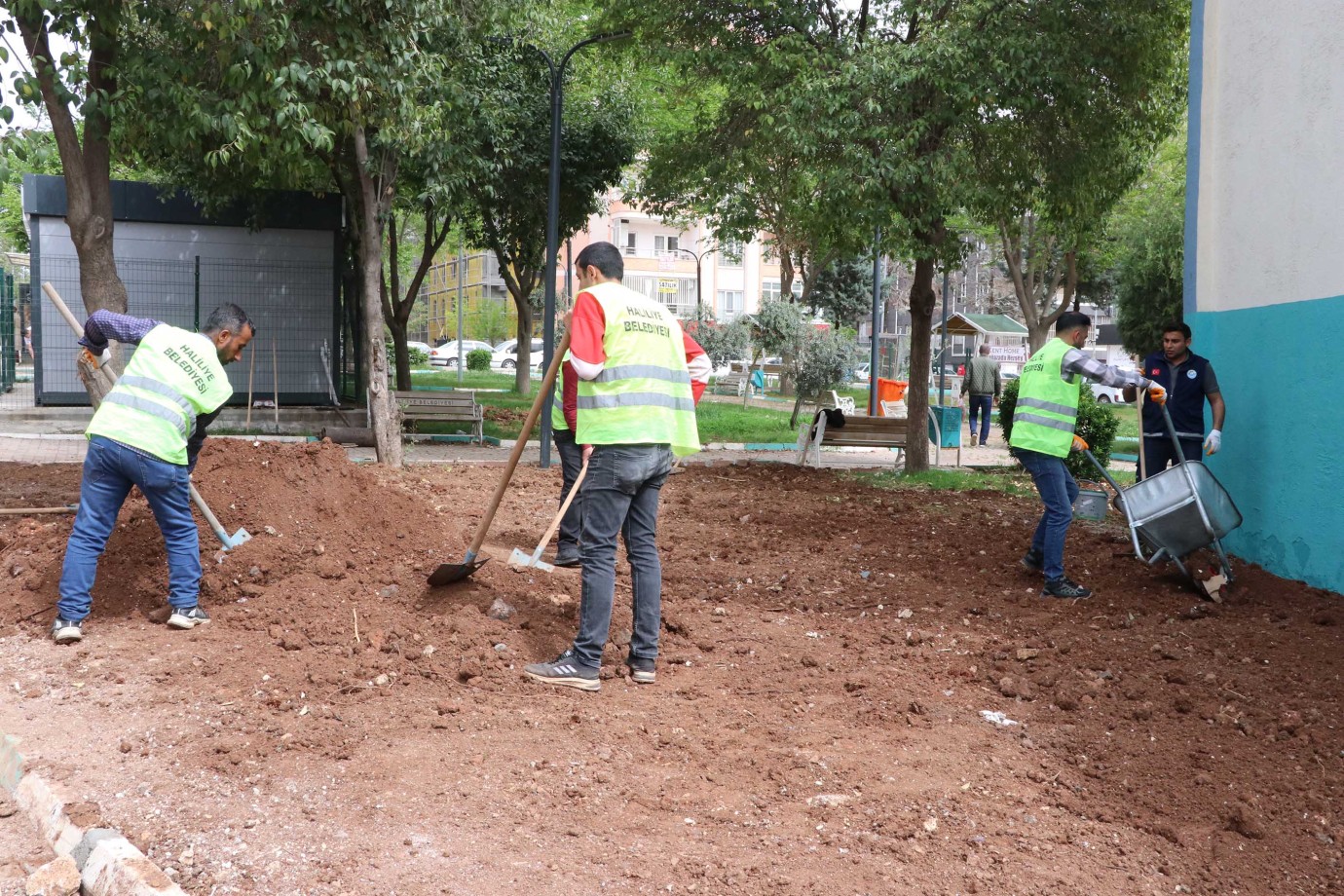 HALİLİYE BELEDİYESİ’NDEN PARKLARDA BAHAR SEFERBERLİĞİ
