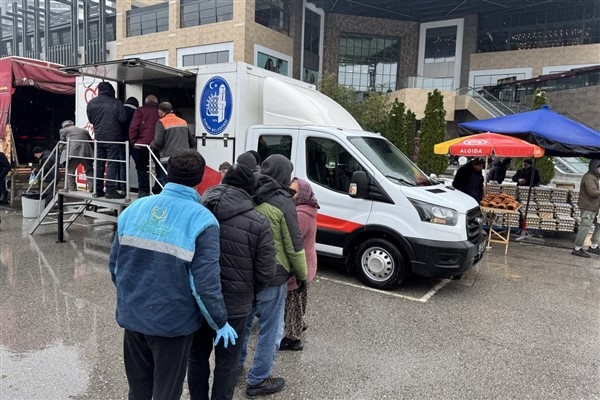 Çorum'da vatandaşlara sıcak çorba ikramını devam ediyor