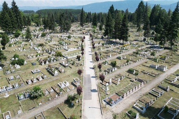 Düzce'de mezarlıklar düzenleniyor