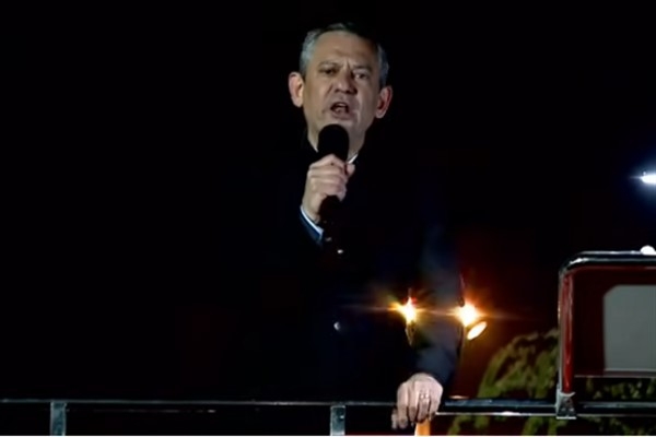 Guardian: Özel, Starmer'ı İmamoğlu'nun tutuklanmasını görmezden geldiği için eleştirdi