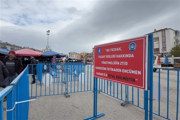 Çorum'da ürünlerini çöpe döken pazarcıların tezgahları iptal edildi