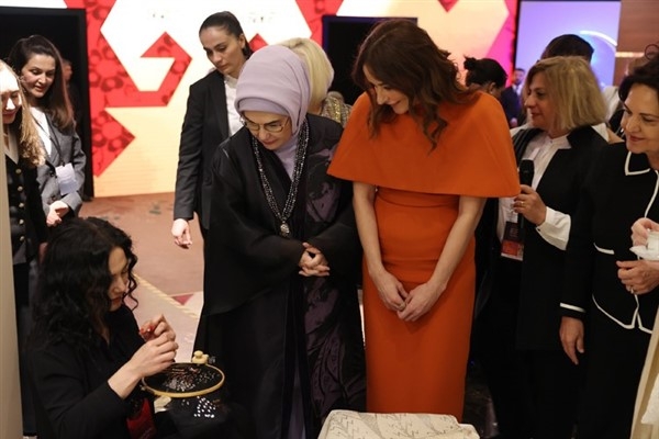 Emine Erdoğan, ADF'ye katılan lider eşleriyle &Prime;Anadolu&Prime; sergisini ziyaret etti