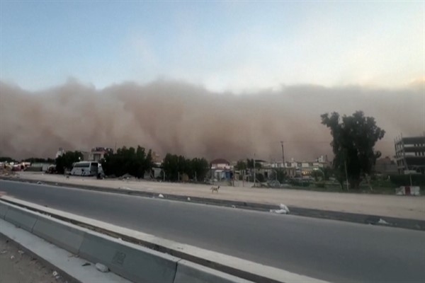 Irak'taki kum fırtınası birçok kişiyi solunum sorunlarıyla baş başa bıraktı