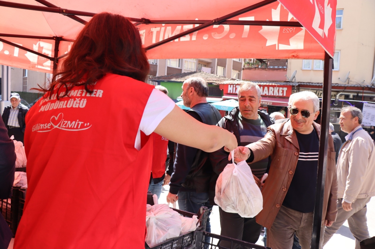 İzmit'te vatandaşlara istiridye mantarları dağıtıldı