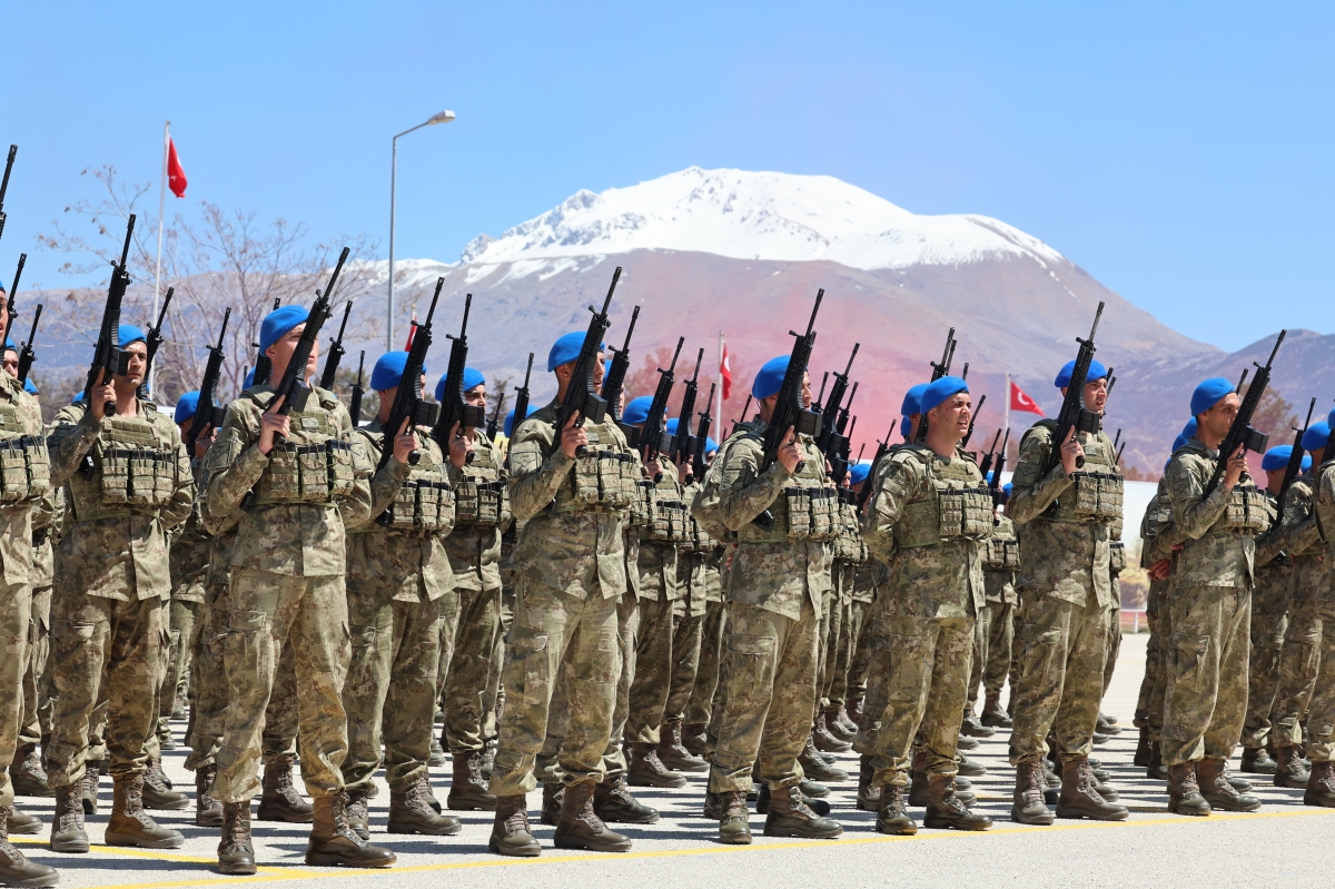 Uzman Erbaş Komando Temel Kursu Mezuniyeti'nde komandolardan geçişt töreni