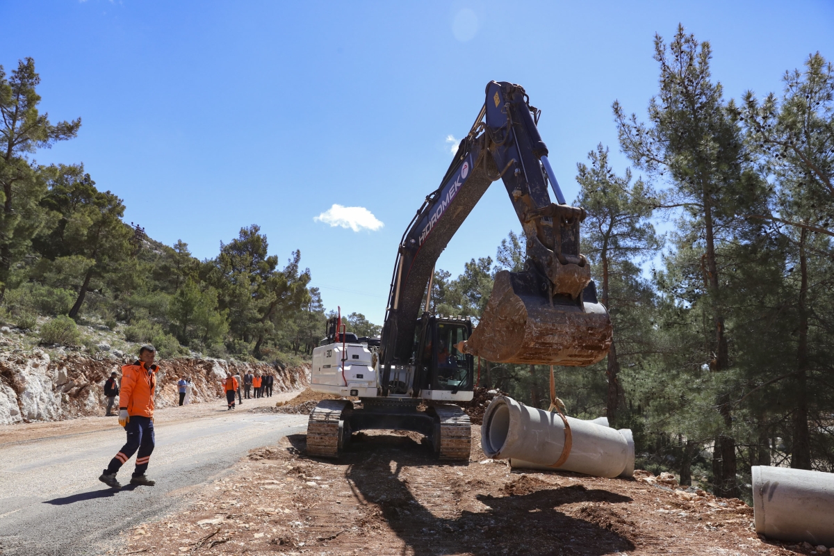 Mersin Büyükşehir Belediyesi'nden Gülnar’da yol yapım çalışmaları