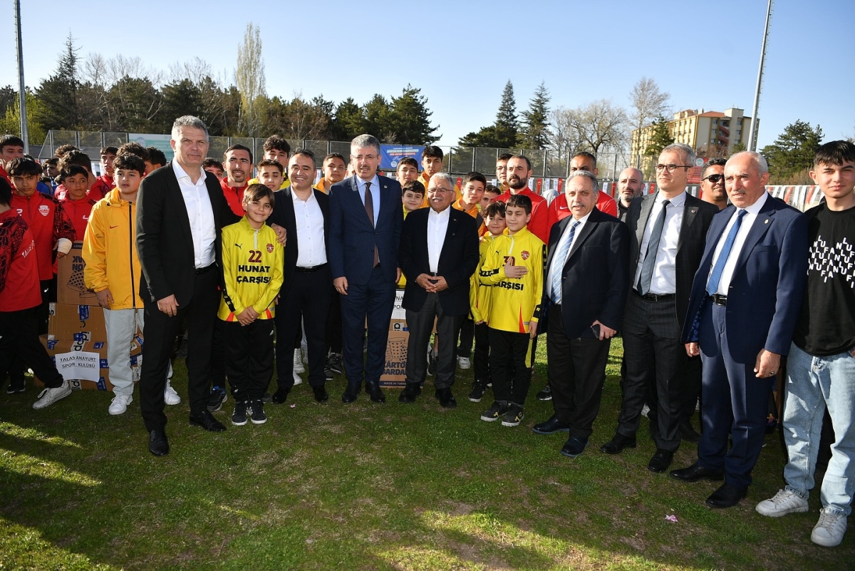 Başkan Büyükkılıç'tan amatör spora yaklaşık 3 milyon TL'lik malzeme desteği