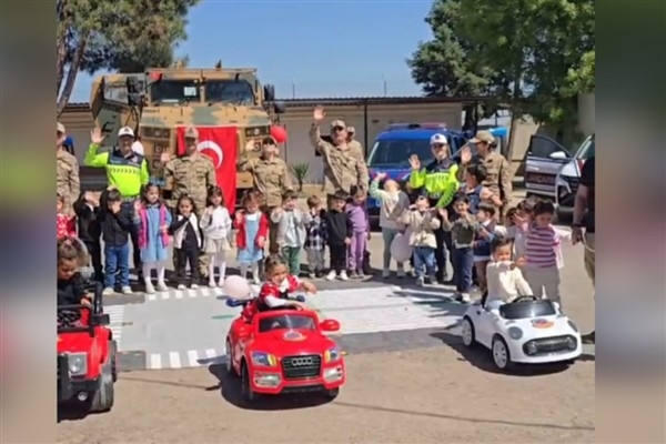 Hatay’da jandarmadan anaokulu öğrencilerine trafik eğitimi