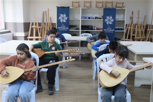 Aydın'da çocuklar Türk halk müziği eserlerini çalmayı öğreniyor