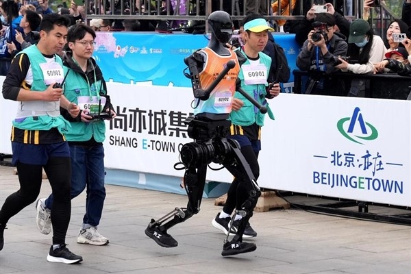 Dünyanın ilk insansı robotlar yarı maratonu Beijing’de yapıldı