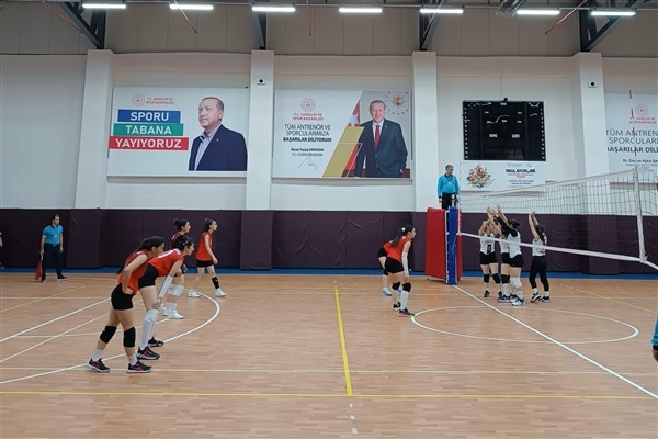Van Büyükşehir Belediyespor Kulübü Kadın Voleybol Takımı Bölge Şampiyonası'nı tamamladı