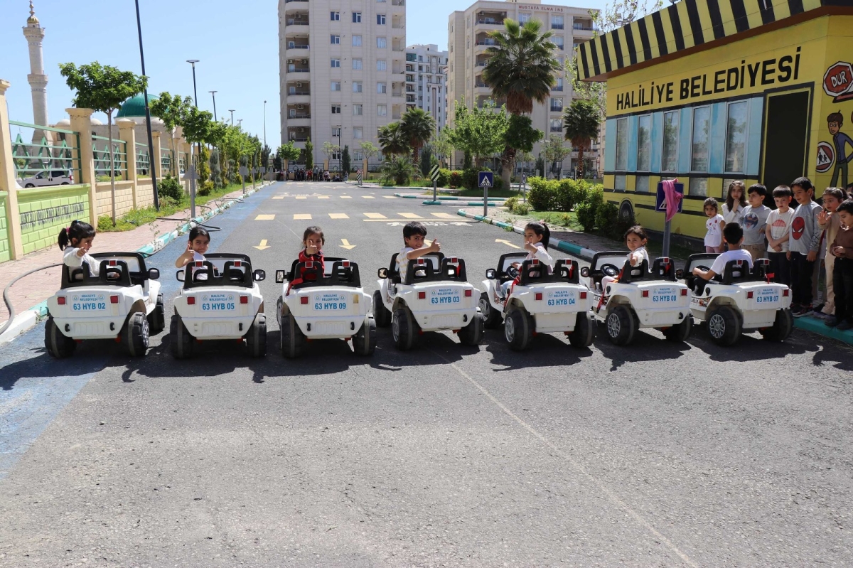 Haliliye'de çocuklar trafik kurallarını parkurda öğreniyor