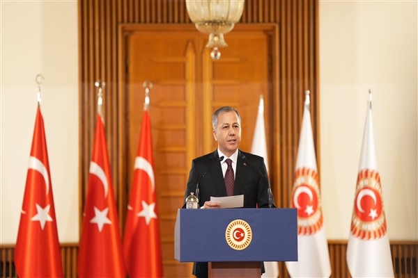 Bakan Yerlikaya: Kadın sürücünün yolunu kesen şahıs yakalandı