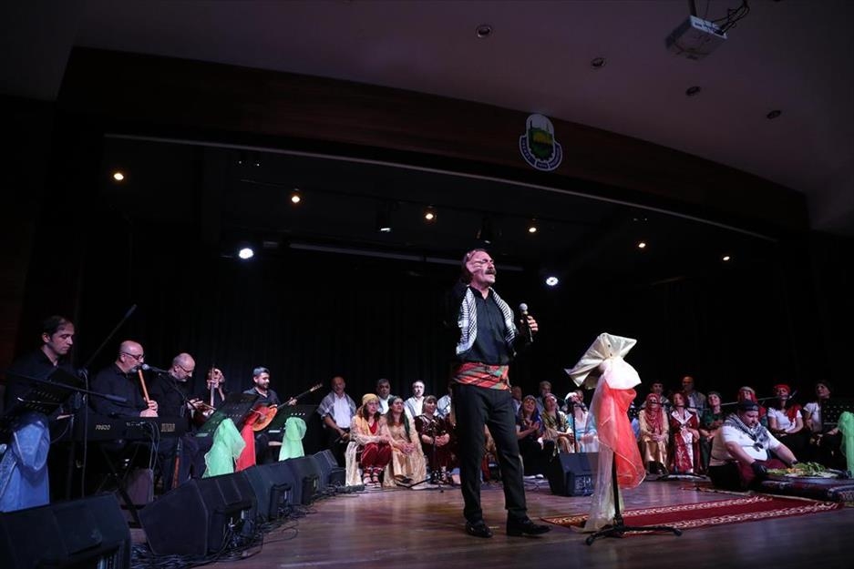 İnegöl'de Türk Halk Müziği Korosundan sıra gecesi konseptli konser