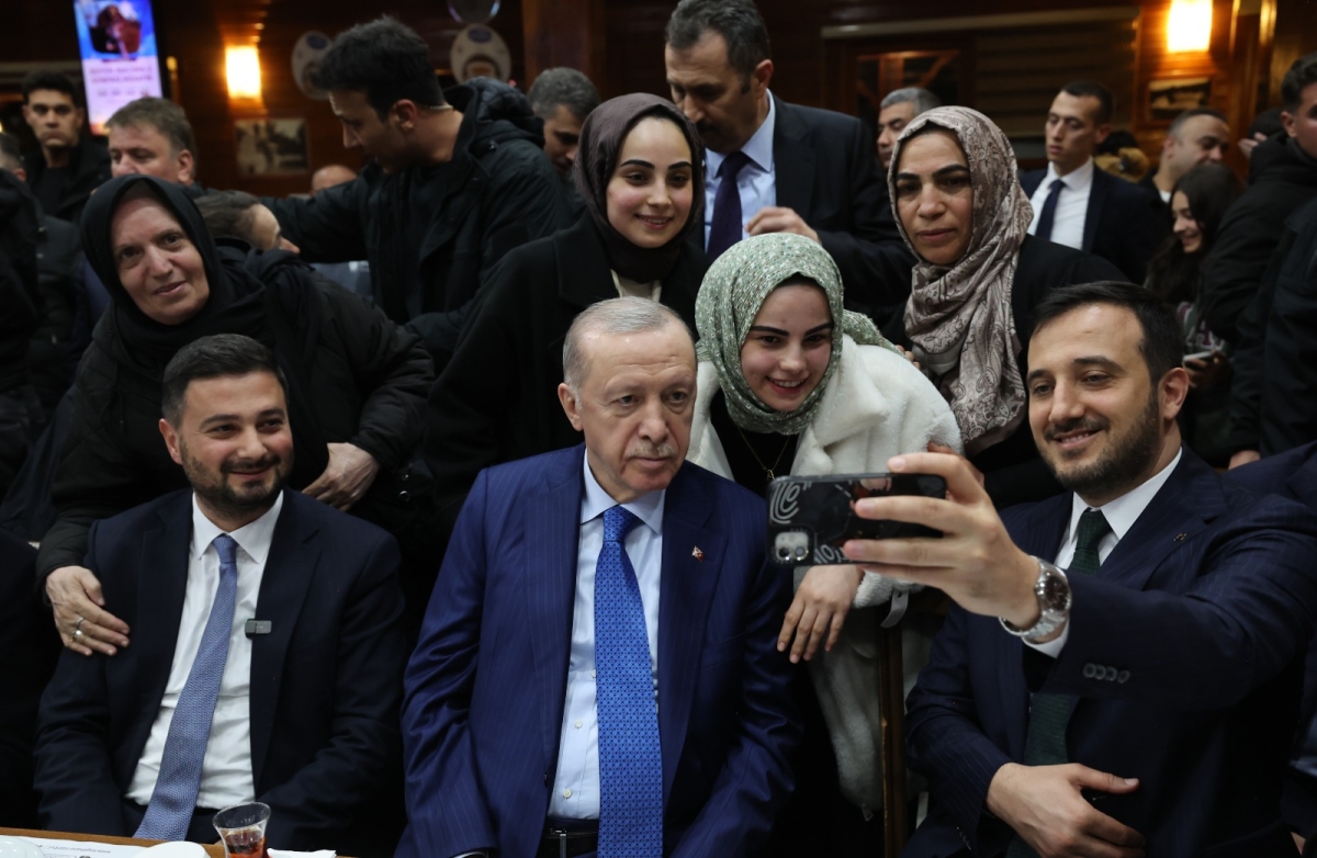 Cumhurbaşkanı Erdoğan, geceyi açık alanda geçiren Kağıthaneli vatandaşları ziyaret etti