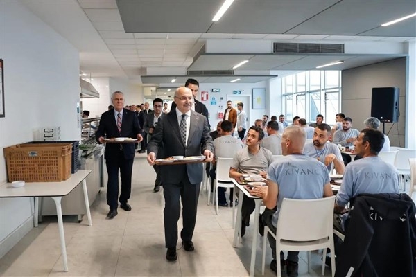 Adana Valisi Köşger, Kıvanç Tekstil'de işçilerle akşam yemeğinde bir araya geldi